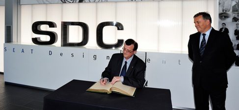 F. Xavier Mena firma en el Libro de Honor de SEAT