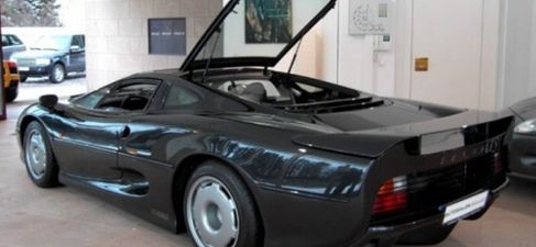 Flavio Briatore vende este Jaguar XJ220 negro
