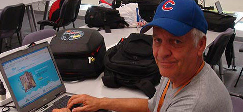 Dennis Noyes escribendo