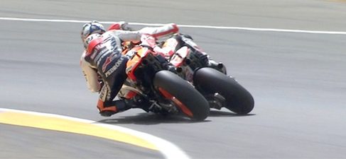 Maniobra de adelantamiento de Pedrosa a Simoncelli en Le Mans