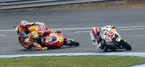 Stoner es arrollado por Rossi en Jerez