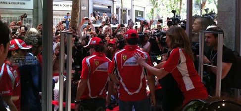 Fernando Alonso y Felipe Massa en la tienda Ferrari de Barcelona
