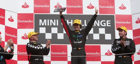 Javi Villa gana la primera carrera en Montmeló en la MINI Challenge