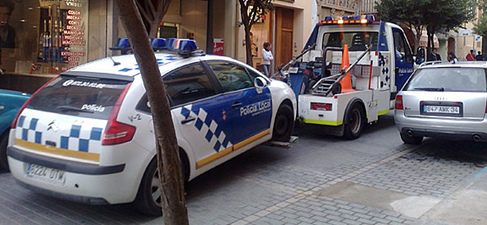 Coche de la Policía en una grúa