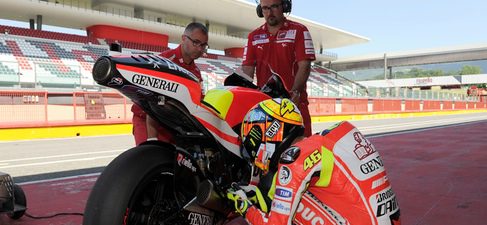 Rossi asesorando a los técnicos de Ducati