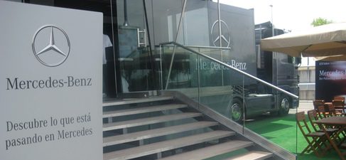 Entrada a la exposición de la Caravana de Mercedes-Benz