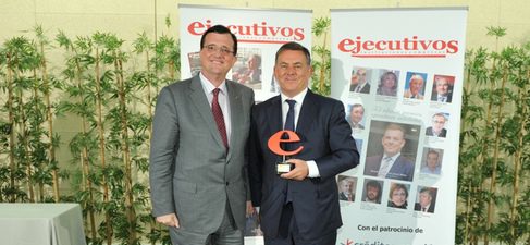 James Muir recoge el premio de manos de F. Xavier Mena