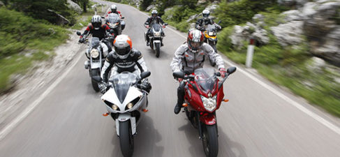 moteros en la carretera