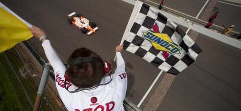  Dan Wheldon cruzando la meta