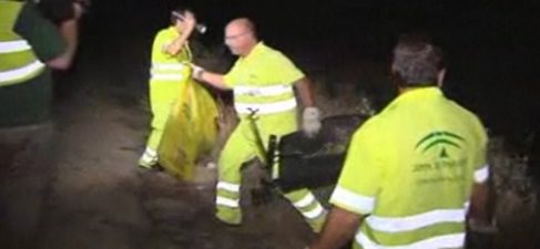  Técnicos limpian los restos del accidente.