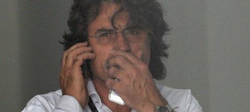 Paolo Simoncelli recibe la noticia de la muerte de su hijo Marco Simoncelli en Sepang