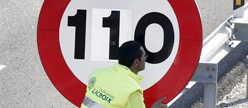 Operario cambiando límite velocidad