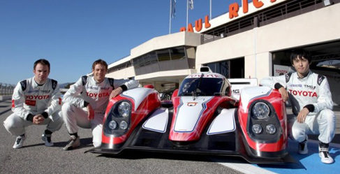 Alex Wurz, Kazuki Nakajima y Nicolas Lapierre, con el TS030