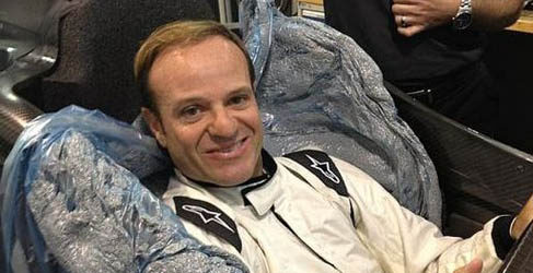Rubens Barrichello se ajusta el asiento en KV Racing
