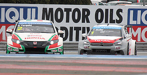 Yvan Muller persigue a Gabriele Tarquini