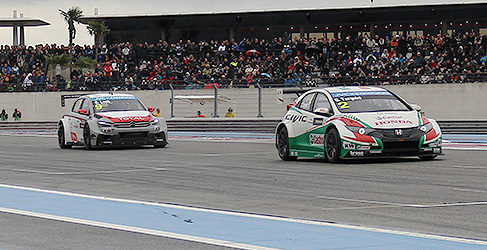 Sebastien Loeb persigue a Gabriele Tarquini