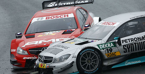 Dani Juncadella embestido por Vitaly Petrov