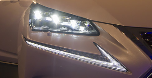 La luz diurna separada se convierte en un sello de identidad de Lexus