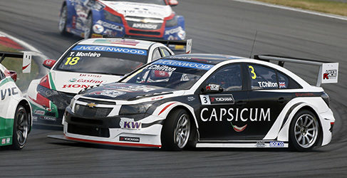 Tiago Monteiro toca a Tom Chilton