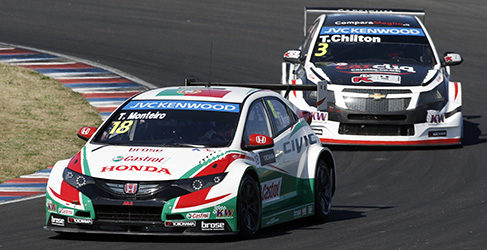 Tiago Monteiro delante de Tom Chilton
