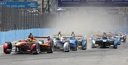 Nelson Piquet Jr lidera tras la salida ayer