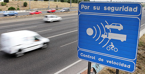 Señal de señalización de un radar fijo