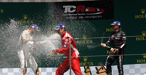 Stefano Comini, Andrea Belicchi y Gianni Morbidelli en el podio shangai TCR