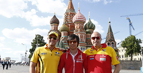 Rob Huff, Ma Qing Hua y Tom Coronel Plaza Roja REd Square WTCC 2015
