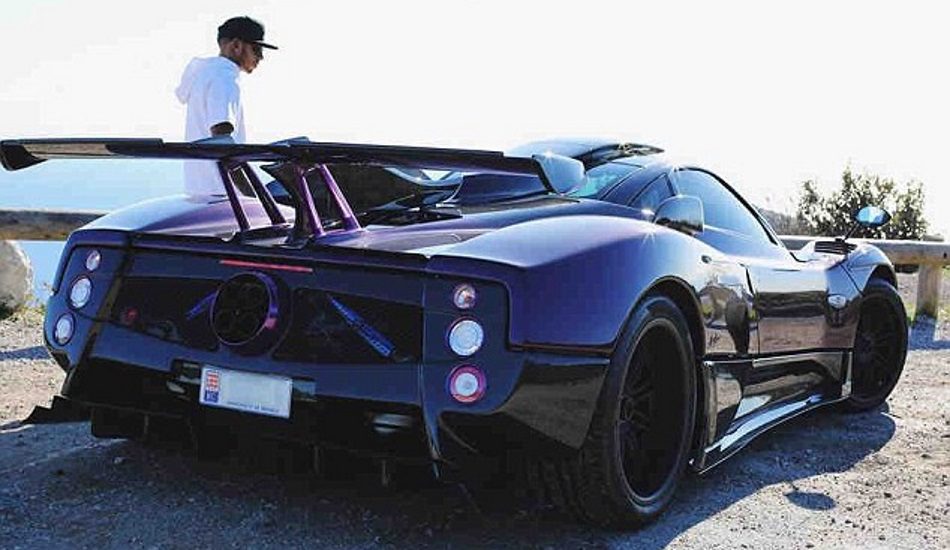 Lewis Hamilton posando con su flamante Pagani Zonda 760 LH