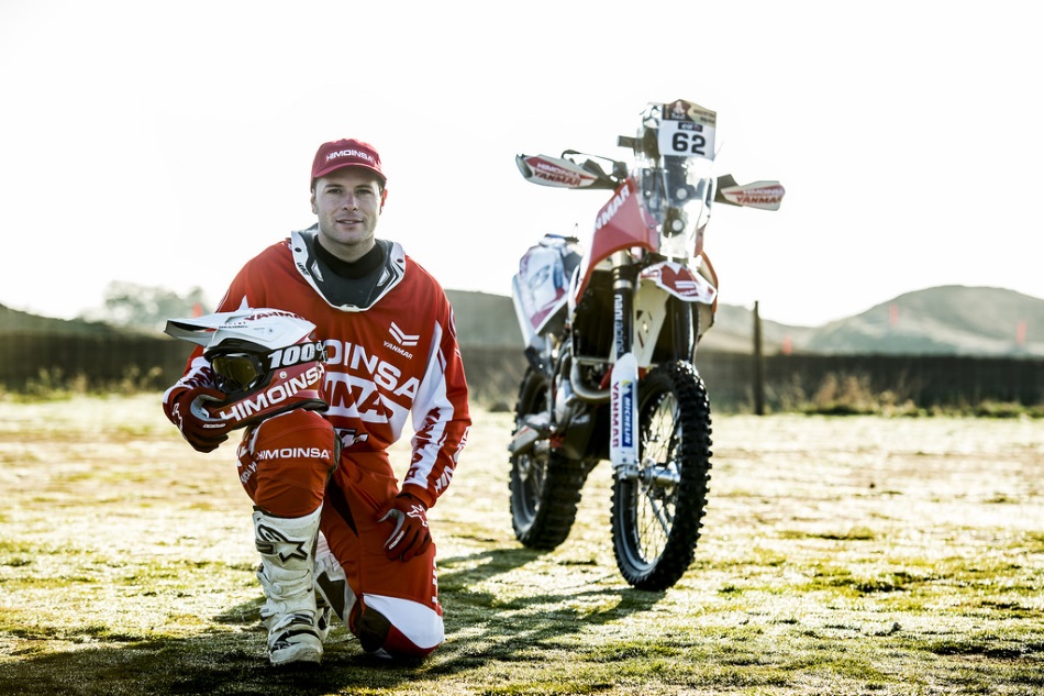 Dani Oliveras posa con la KTM de Himoinsa