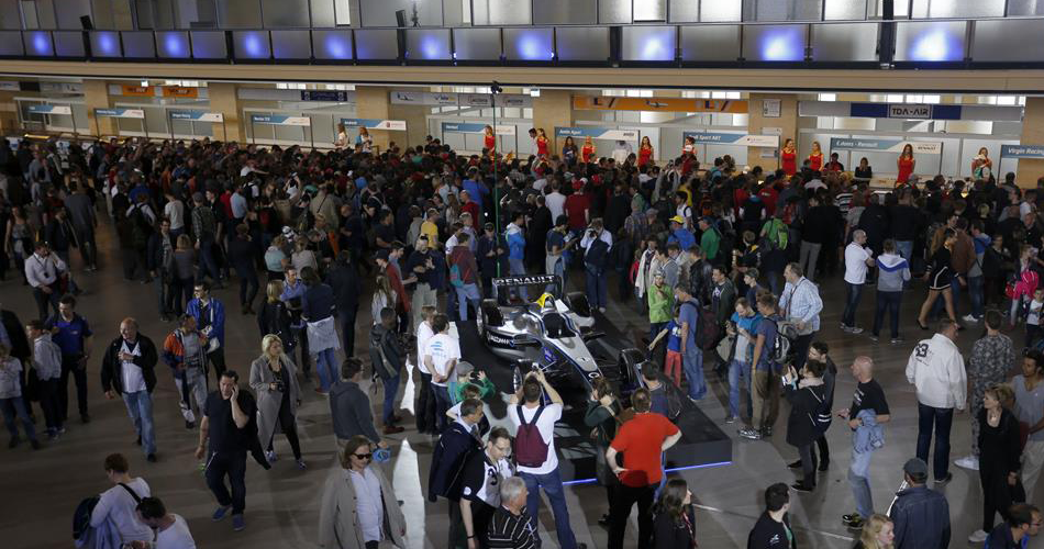 Aficionados paseando en el interior de Tempelhof