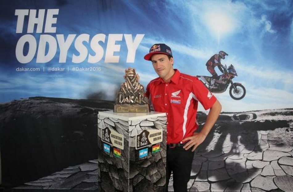 Barreda, uno de los favoritos, posa con el trofeo
