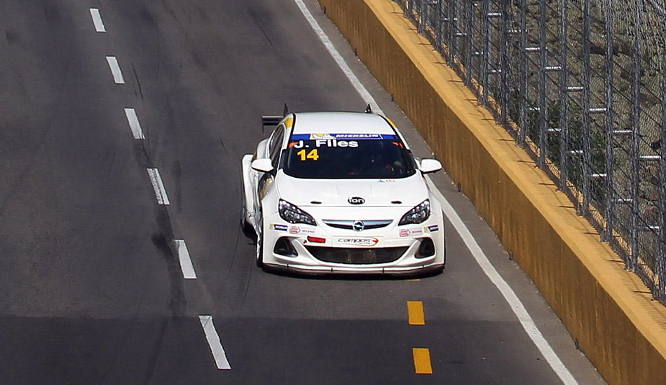 Josh Files con el Opel Astra OPC de Campos Racing