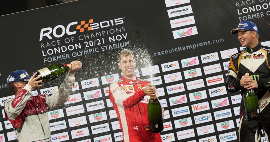 Sebastian Vettel descorchando el champagne en el podium