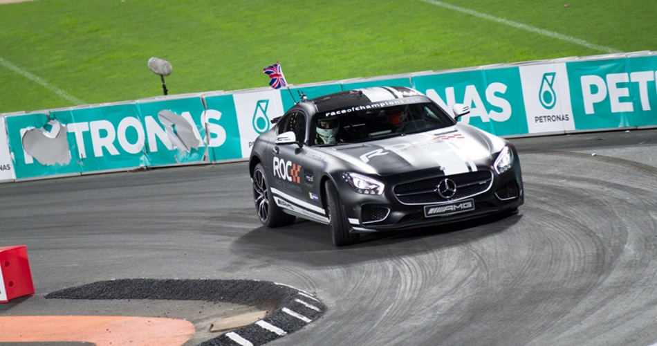 Mercedes AMG GT S afrontando una curva del sinuoso trazado