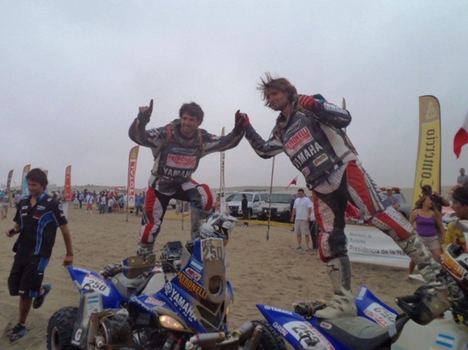 Alejandro y Marcos celebran una victoria en el Dakar