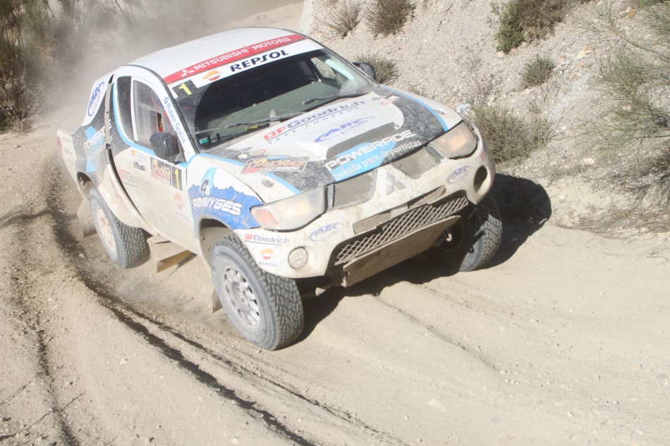 Rubén Gracia con su Mitsubishi L200 en Serón