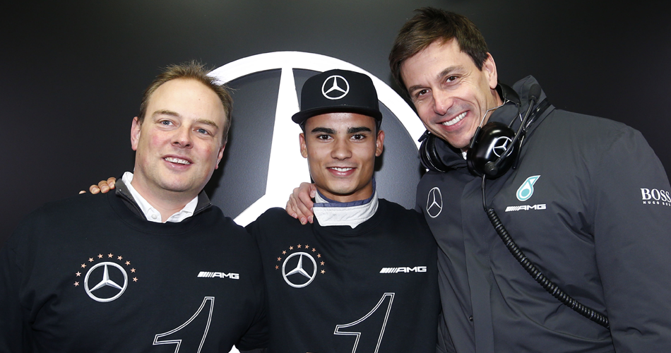Pascal celebrando su primer título del DTM con los máximos responsables de Mercedes