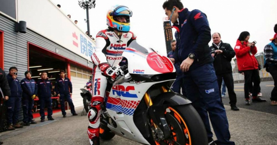 Fernando Alonso con una MotoGP