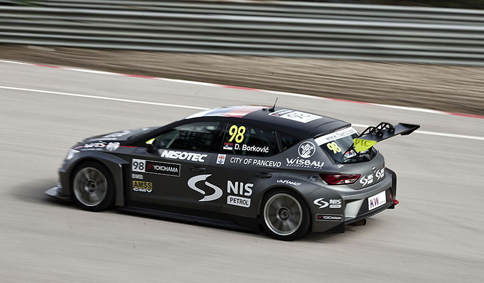 Dusan Borkovic a los mandos del SEAT Leon que pilotó en el ETCC este año.
