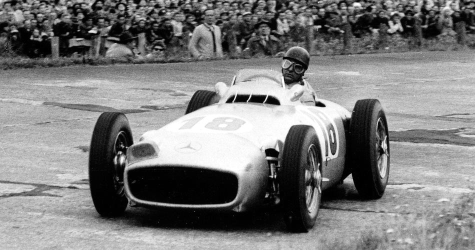 El piloto argentino a los mandos del Mercedes W196R