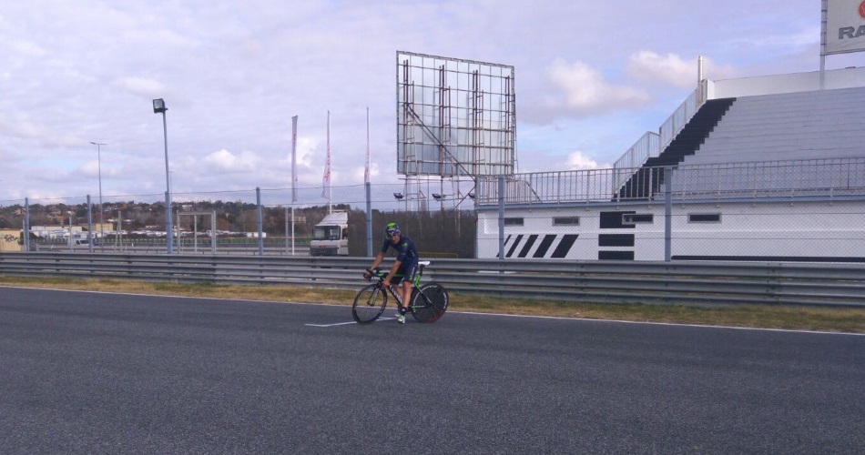 El ciclista profesional Fran Ventoso rodando en el Jarama.