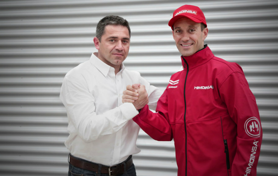 Miguel Puertas y Gerard Farrés dándose la mano.