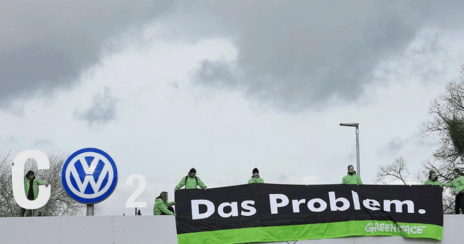 Activistas de Greenpeace en el techo de la sede de Voljkswagen en Wolfsburg