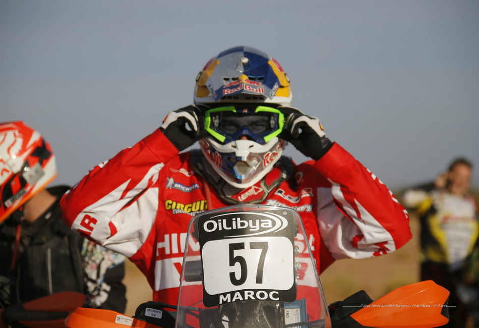 Imagen frontal de Iván Cervantes con su KTM.
