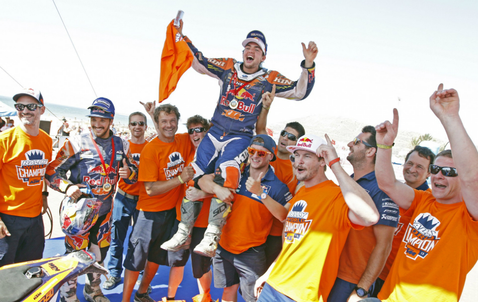 Matthias Walkner celebra su título del Mundial de Cross Country.