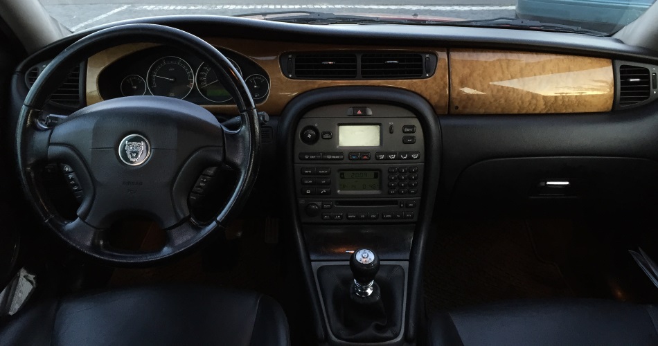 Salpicadero en madera del Jaguar X-Type 2.0 D Classic