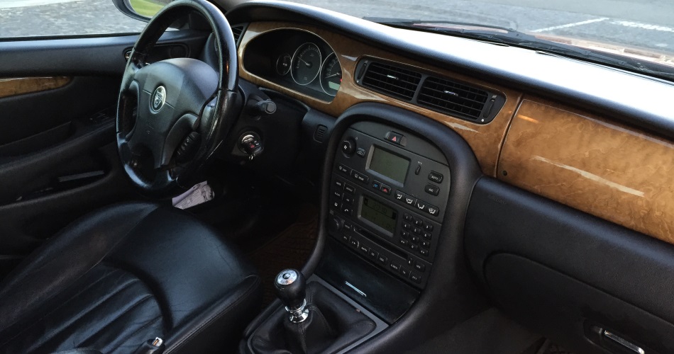 Zona delantera del habitáculo del Jaguar X-Type 2.0 D Classic