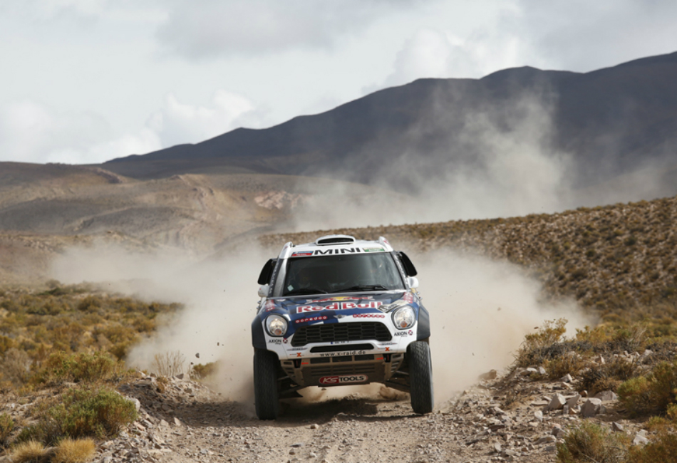 Nasser Al-Attiyah, a la espalda de Peugeot.