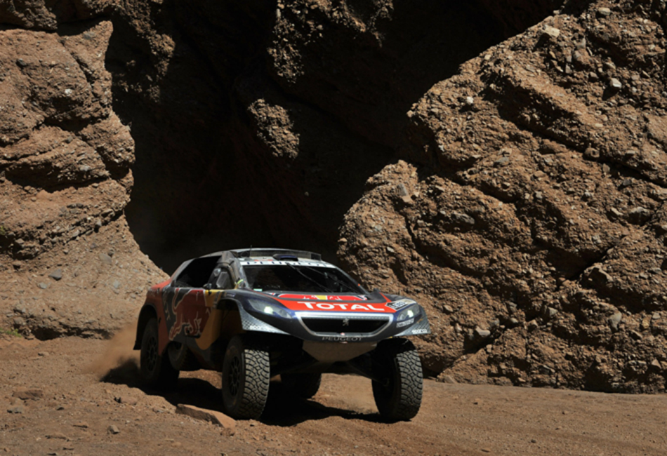 Carlos Sainz al ataque en las dunas.